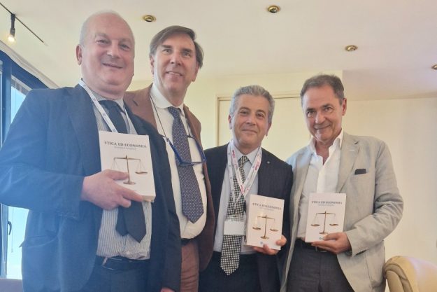 federmanager@fvg-damele-consegna-libro-etica-ed-economia etica ed economia