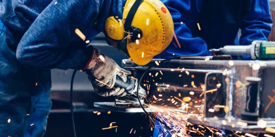 lavoro-industria-manifattura-AdobeStock_318520308-960×640